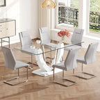 Ensemble de salle à manger moderne avec table en verre trempé, piètement en U à motif marbre et chaises rembourrées en similicuir.