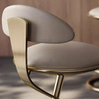 Tabouret de bar élégant en cuir beige avec cadre en métal doré de luxe