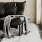Fauteuil d'appoint contemporain en chenille noire capitonnée sans accoudoirs