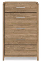 Commode brune à cinq tiroirs
