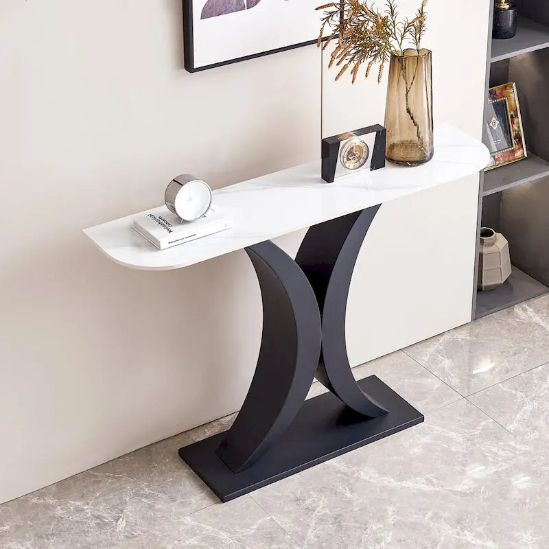 Console moderne, design aux formes raffinées, structure en métal avec patins réglables pour l’entrée