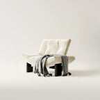 Fauteuil d'appoint contemporain en chenille noire capitonnée sans accoudoirs