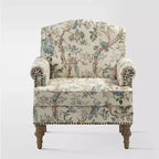 Fauteuil rembourré en bois avec motif floral, accoudoirs à panneaux et dossier en forme de bosse de chameau.