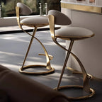 Tabouret de bar élégant en cuir beige avec cadre en métal doré de luxe