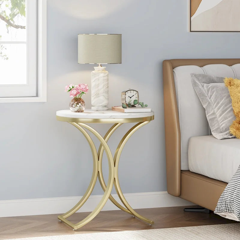Petite table d'appoint ronde moderne, bout de canapé ou table de chevet avec structure en métal doré et plateau en bois d'ingénierie aspect marbre pour salon