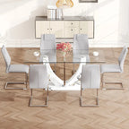Ensemble de salle à manger moderne avec table en verre trempé, piètement en U à motif marbre et chaises rembourrées en similicuir.