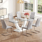 Ensemble de salle à manger moderne avec table en verre trempé, piètement en U à motif marbre et chaises rembourrées en similicuir.