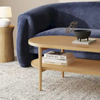 Table basse ovale à 2 niveaux Nathan James Sonia Bohemian en bois clair avec étagère de rangement en rotin