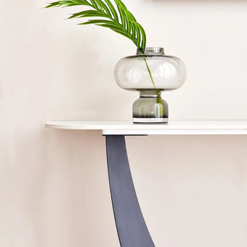 Console moderne, design aux formes raffinées, structure en métal avec patins réglables pour l’entrée