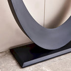 Console moderne, design aux formes raffinées, structure en métal avec patins réglables pour l’entrée