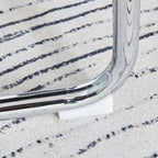 Ensemble de salle à manger moderne avec table en verre trempé, piètement en U à motif marbre et chaises rembourrées en similicuir.