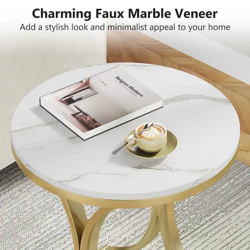 Petite table d'appoint ronde moderne, bout de canapé ou table de chevet avec structure en métal doré et plateau en bois d'ingénierie aspect marbre pour salon