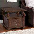Table d'appoint carrée HomeRoots 26 en bois massif marron avec deux tiroirs et étagère - 26 X 26 X 28