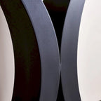 Console moderne, design aux formes raffinées, structure en métal avec patins réglables pour l’entrée
