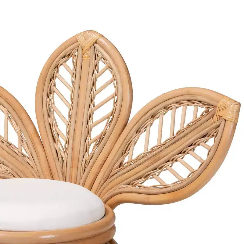 Chaise d'appoint en rotin naturel Gresham bali & pari, Blanc/Marron naturel : Fabriquée à la main, coussin en mousse, aucun assemblage requis