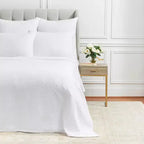 Couvre-lit king size EY Essentials Vance Dove King à motif géométrique chevron matelassé